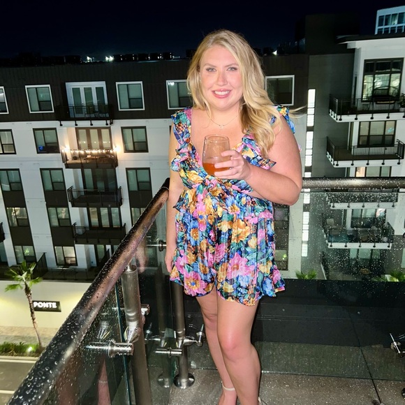 Size L floral romper with open tie back - Picture 5 of 5